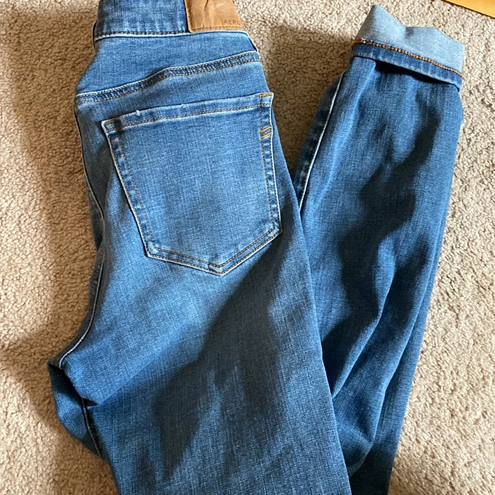 Women’s size 2 short skinny jeggings with holes - Picture 2 of 2